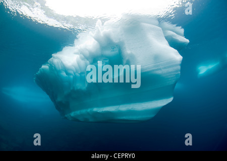 Schwimmendes Eis im Berg See Sassolo, Sambuco Tal, Tessin, Schweiz Stockfoto