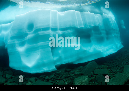 Schwimmendes Eis im Berg See Sassolo, Sambuco Tal, Tessin, Schweiz Stockfoto