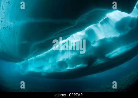 Schwimmendes Eis im Berg See Sassolo, Sambuco Tal, Tessin, Schweiz Stockfoto