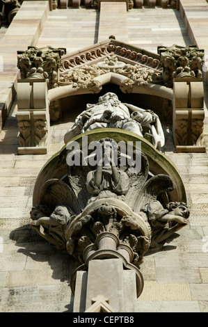 Eine Nahaufnahme von Statuen auf Albert Memorial Clock am Queens Square. Stockfoto