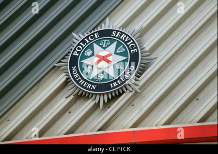 Blick hinauf zum Polizeirevier Schild Musgrave Street in Belfast. Stockfoto