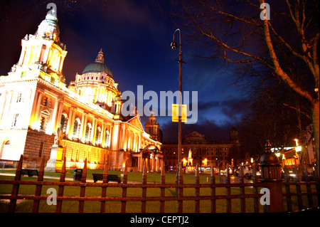 Außenansicht der Belfast City Hall, nachts beleuchtet. Stockfoto