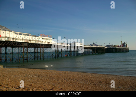 Brighton Pier, ein Klasse 2 denkmalgeschützten Gebäude, vom Kiesstrand in Brighton. Der Pier ist 1722 Füße lang und anerkannt als der Stockfoto