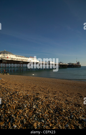 Brighton Pier, ein Klasse 2 denkmalgeschützten Gebäude, vom Kiesstrand in Brighton. Der Pier ist 1722 Füße lang und anerkannt als der Stockfoto