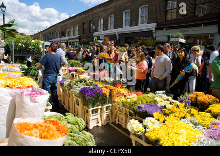 Columbia Road vollgepackt mit Menschen an der Columbia Road Flower Market jeden Sonntag statt. Stockfoto