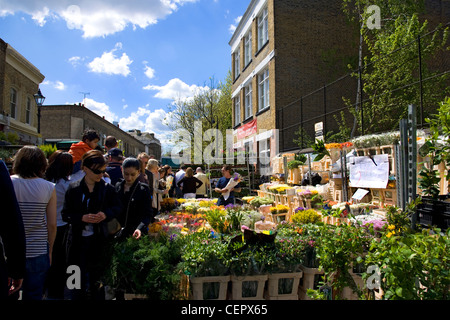 Columbia Road vollgepackt mit Menschen an der Columbia Road Flower Market jeden Sonntag statt. Stockfoto