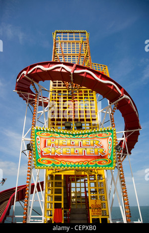 Eine traditionelle Helter Skelter Folie auf einer Messe in Whitstable. Stockfoto