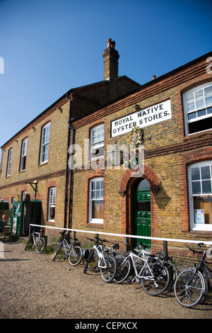 Fahrräder vor den königlichen Native Oyster Stores in Whitstable geparkt. Das Gebäude jetzt beherbergt das Fisch Restaurant des The Whitsta Stockfoto