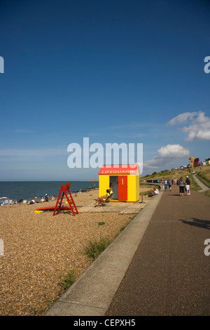 Zwei Rettungsschwimmer im Dienst außerhalb ihrer Hütte am Strand von Whitstable sitzen. Stockfoto