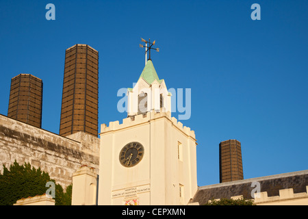 Der Uhrturm am Flussufer Eingang Trinity Hospital. Die Inschrift unter der Uhr liest "Hospitale Sanctae et Indiv Stockfoto