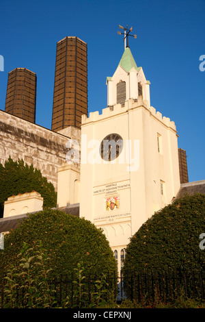 Der Uhrturm am Flussufer Eingang Trinity Hospital. Die Inschrift unter der Uhr liest "Hospitale Sanctae et Indiv Stockfoto