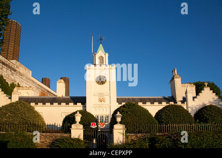 Der Uhrturm am Flussufer Eingang Trinity Hospital. Die Inschrift unter der Uhr liest "Hospitale Sanctae et Indiv Stockfoto