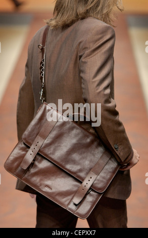 Cerruti bereit zu tragen Mailand Frühjahr Sommer Menswear Mode zeigen Rückansicht Modell lange braune Haare braune Jacke tragen und Stockfoto