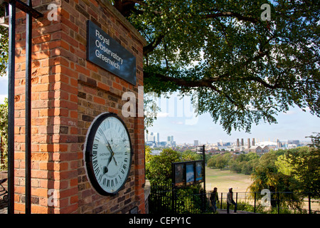 Die Shepherd Gate Uhr an der Wand außerhalb des Royal Observatory Greenwich. Die Uhr war vermutlich der erste anzuzeigende Greenwich Stockfoto