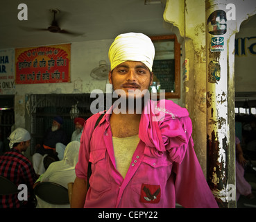 Amritsar, The Sikh Golden Temple, Porträt eines jungen Mannes Stockfoto