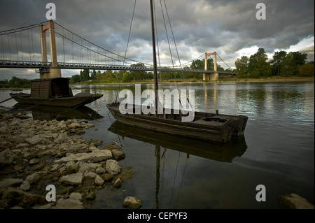 Ufer der Loire Landschaft., Boote und Brücke auf Loire Cosne. Stockfoto