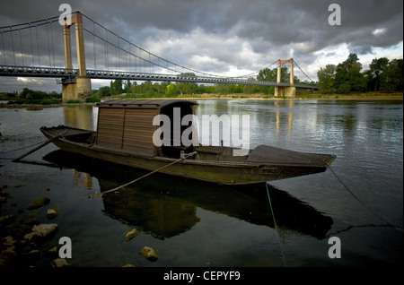 Ufer der Loire Landschaft., Boote und Brücke auf Loire Cosne. Stockfoto