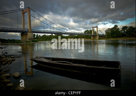 Ufer der Loire Landschaft., Boote und Brücke auf Loire Cosne. Stockfoto