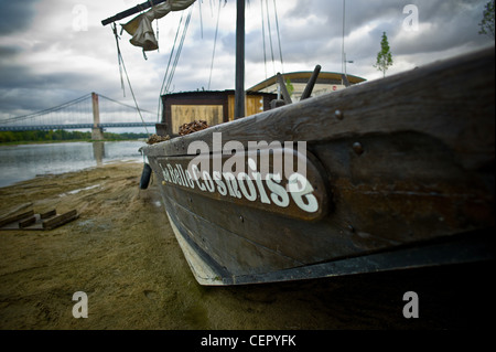 Ufer der Loire Landschaft., Boote und Brücke auf Loire Cosne. Stockfoto