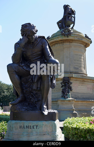 Eine lebensgroße Statue von Hamlet hält einen Schädel, Teil von The Gower-Memorial in Bancroft Gardens. Die Gedenkstätte bietet eine Statue von Stockfoto