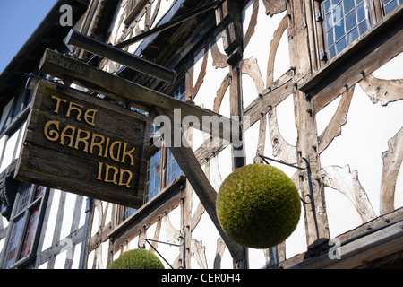 Hölzerne Schilder hängen außerhalb der Garrick Inn, ein schwarz / weiß Traditionskneipe die stammt aus dem 14. Jahrhundert auf den ma Stockfoto