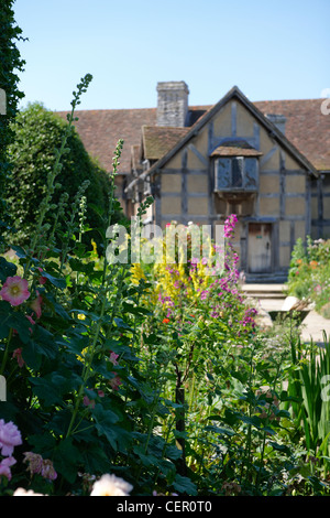 Shakespeares Geburtshaus und Garten in Henley Street, die bekanntesten und die meisten besuchten literarischen Wahrzeichen in Großbritannien. Die Stockfoto