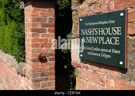 Eine Platte an der Wand außerhalb Nashs House und New Place mit Öffnungszeiten für den großen Garten. Neuer Ort war William Shakespeare " Stockfoto