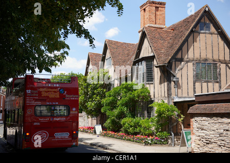 Eine Sightseeing Tourbus außerhalb Halls Croft, einmal das Haus von Shakespeares Tochter Susanna verheiratet Arzt John Hall in 160 Stockfoto