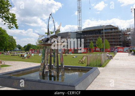 Der Schwanenbrunnen in Bancroft Gardens in der Nähe von Royal Shakespeare Theatre in London. Stockfoto