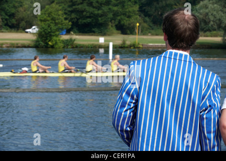 Ein Zuschauer, ein Rennen von der Riverside an der jährlichen Henley Royal Regatta Rudern Club Blazer tragen. Stockfoto