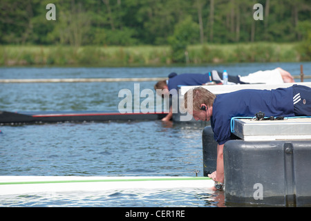 Boote in Position zu Beginn der Ruderregatta an der jährlichen Henley Royal Regatta statt. Stockfoto