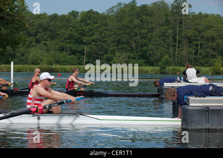 Boote in Position zu Beginn der Ruderregatta an der jährlichen Henley Royal Regatta statt. Stockfoto