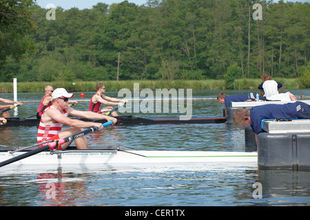 Boote in Position zu Beginn der Ruderregatta an der jährlichen Henley Royal Regatta statt. Stockfoto