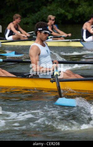 Boot-Besatzungen im Wettbewerb bei der jährlichen Henley Royal Regatta. Stockfoto