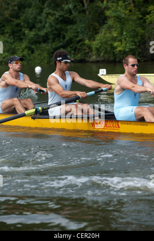 Boot-Besatzungen im Wettbewerb bei der jährlichen Henley Royal Regatta. Stockfoto