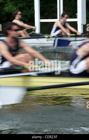 Bootsmannschaften kraftvoll aus der Startlinie während eines Rennens bei der jährlichen Henley Royal Regatta Rudern. Stockfoto