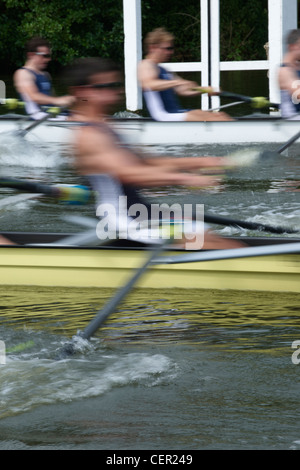 Bootsmannschaften kraftvoll aus der Startlinie während eines Rennens bei der jährlichen Henley Royal Regatta Rudern. Stockfoto