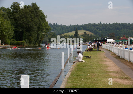 Zwei Bootsmannschaften vorbei Tempelinsel bei der jährlichen Henley Royal Regatta Rudern. Stockfoto