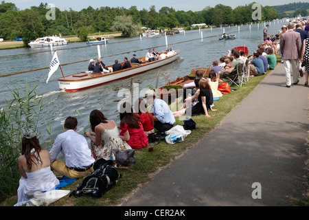 Zuschauer am Ufer des Flusses genießen die jährliche Henley Royal Regatta. Stockfoto