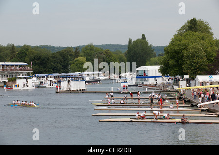 Bootsmannschaften vorbereiten, bei der jährlichen Henley Royal Regatta zu fahren. Stockfoto