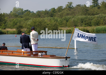 Der Schiedsrichter Boot nach einem Rennen, das Studium an der jährlichen Henley Royal Regatta. Stockfoto