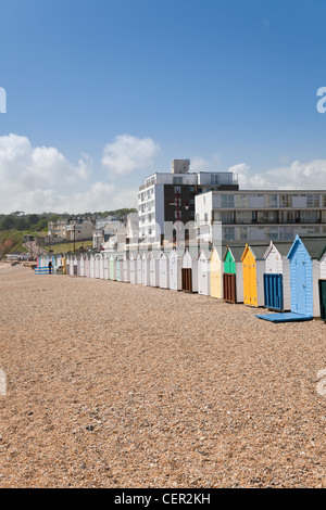 England Devon Seaton Strand mit Reihe von Strandhütten Stockfoto