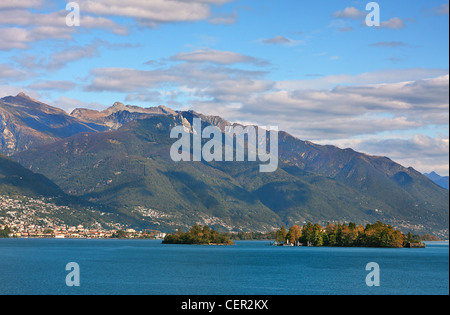 Malerische Aussicht am schönen Lago Maggiore mitten in den Bergen in der Schweiz. Stockfoto