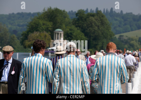 Ruder-Club-Mitglieder und Zuschauer, die ihren Weg entlang der Uferweg an der jährlichen Henley Royal Regatta. Stockfoto