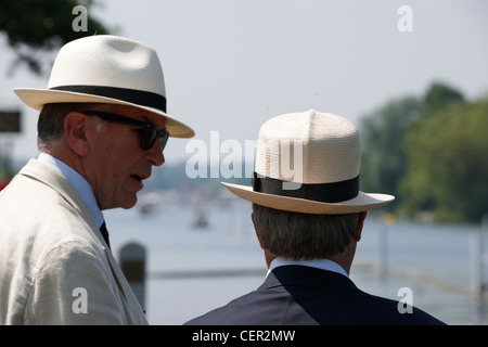 Zwei Männer in Panama Hüten zuschauen bei der jährlichen Henley Royal Regatta. Stockfoto