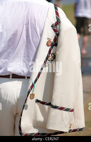 Ruder Clubmitglied mit seinem Blazer über seine Schulter auf den jährlichen Henley Royal Regatta. Stockfoto