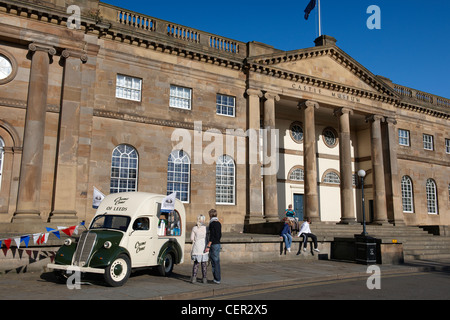 Ein Vintage Eiswagen vor dem Eingang zum Schloss-Museum in York. Stockfoto