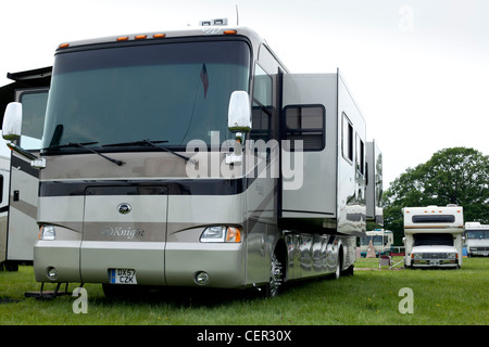 Wohnmobile auf dem Display statt in einem von Europas größten SUV zeigt in Stratford bei Avon Racecourse. Stockfoto