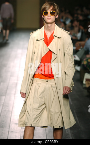 Fendi Menswear bereit zu tragen-Frühling-Sommer-Modell dunkelbraune Haare trägt Sonnenbrille gelb Kunststoffrahmen, leuchtend orange Top, Stockfoto