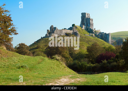 Die Ruinen des 11. Jahrhunderts Corfe Castle in den Purbeck Hills. Stockfoto